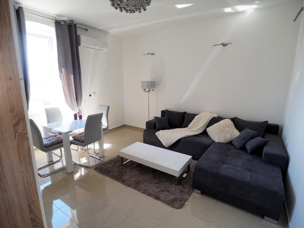 Captain Emo Apartament *